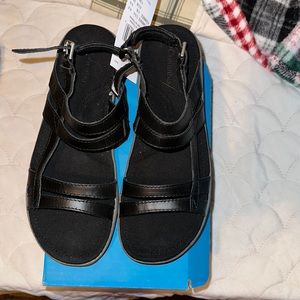 Women New Columbia sandal size 8